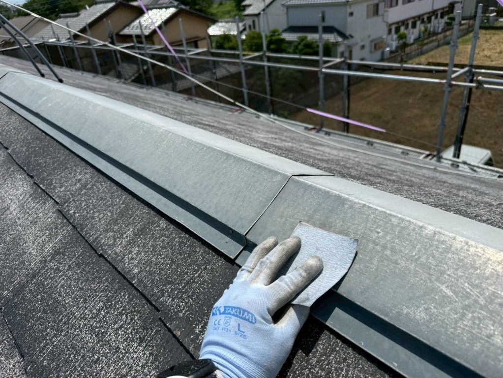 埼玉県越谷市 賃貸アパート 屋根塗装 棟板金ケレン作業