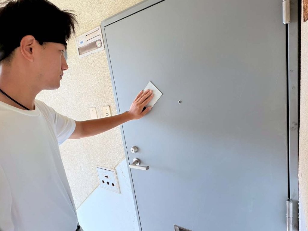 千葉県銚子市 公共施設寮 鋼製玄関扉 ケレン 目荒らし作業