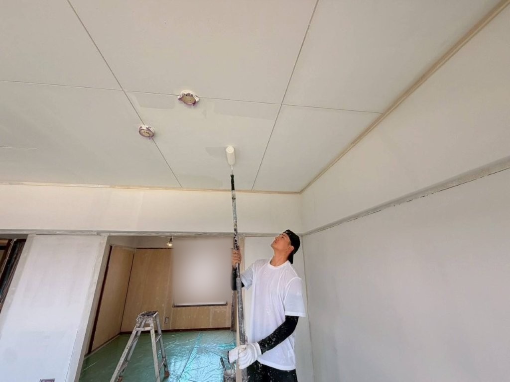 千葉県銚子市 公共施設寮 天井塗装1回目 ビニデラックス500S
