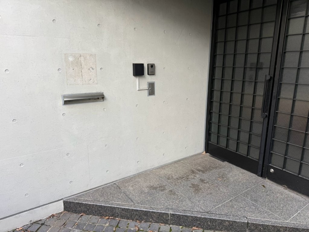 東京都渋谷区 打ち放しコンクリート外壁 表札撤去跡補修 施工前玄関
