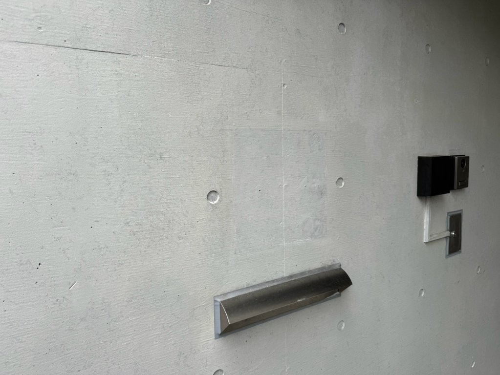 東京都渋谷区 打ち放しコンクリート 表札撤去跡 意匠補修仕上げ