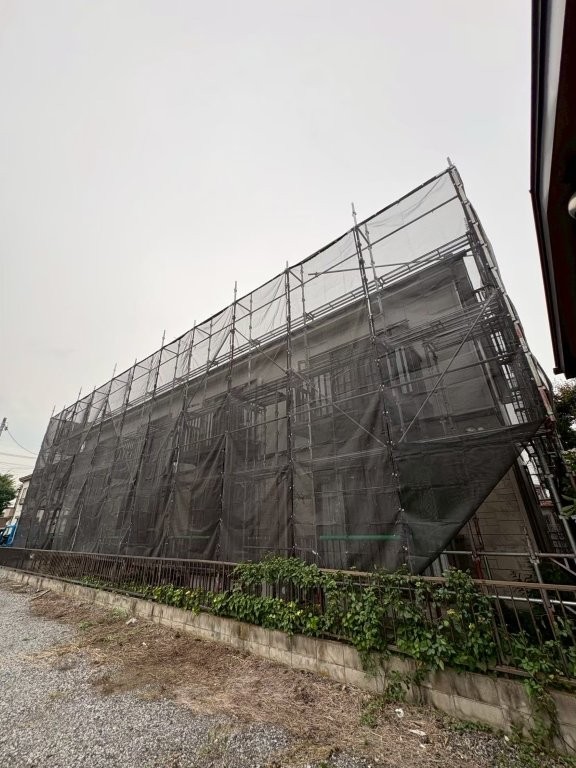 埼玉県越谷市 賃貸アパート 外壁塗装 外周足場 飛散防止メッシュ