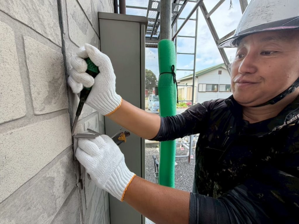 埼玉県越谷市 賃貸アパート サイディング目地 既存シーリング撤去
