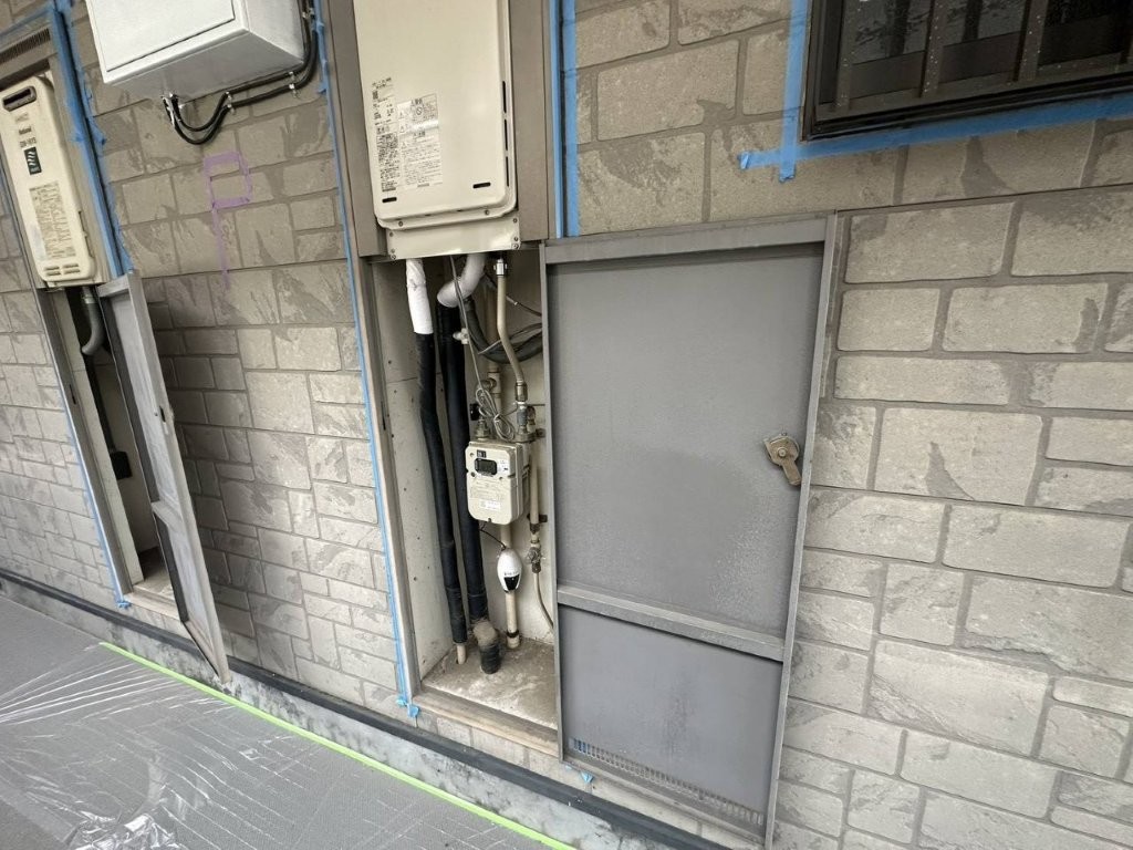 埼玉県越谷市 賃貸アパート PS扉 内部 ガスメーター 配管